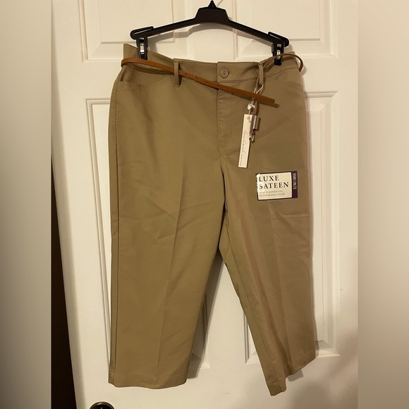 Gloria Vanderbilt Tan Khaki Capri Pants Sz 10 NWT Luxe Sateen Belt Crop Cotton - Picture 1 of 11
